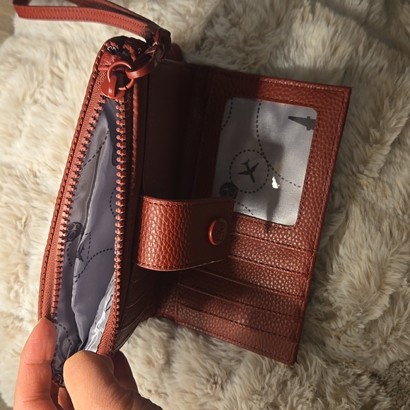 Elegant Quilted Brown Wristlet - Picture 4 of 6